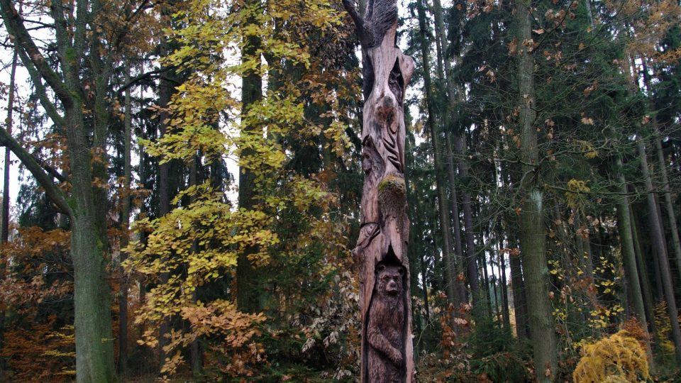 Totem v lesoparku Hájemství