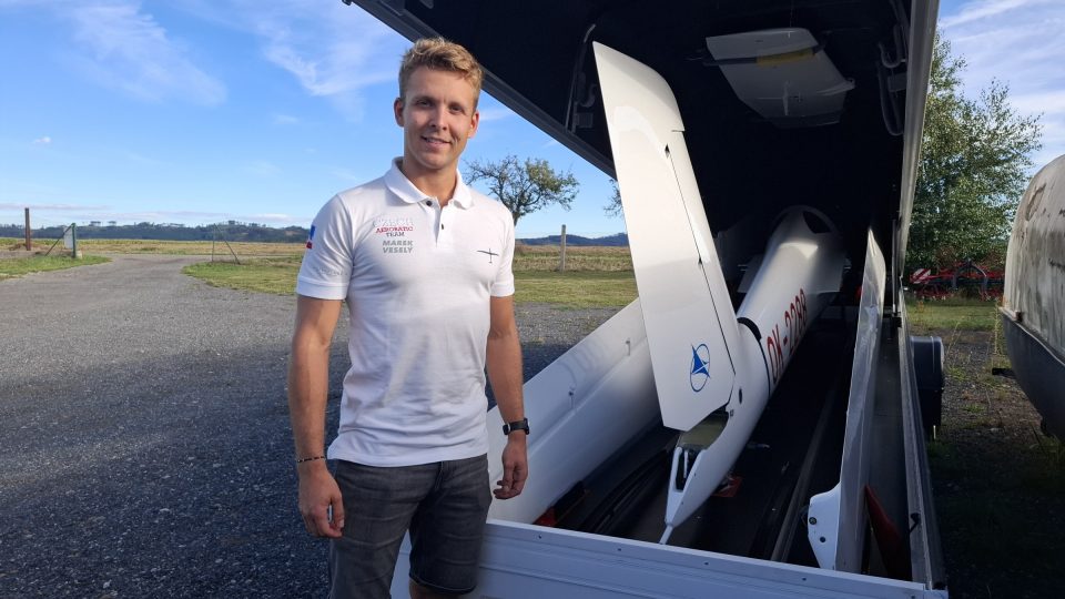 Marek Veselý u svého složeného kluzáku | foto: Markéta Vejvodová, Český rozhlas Marek Veselý u svého složeného kluzáku