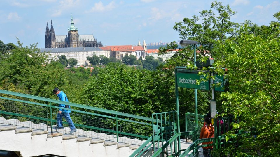 Cestou zpět můžete seběhnout na zastávku lanovky Nebozízek s úžasným výhledem