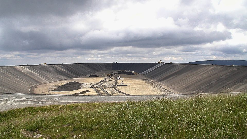 Při opravách horní nádrže vynikne její velikost