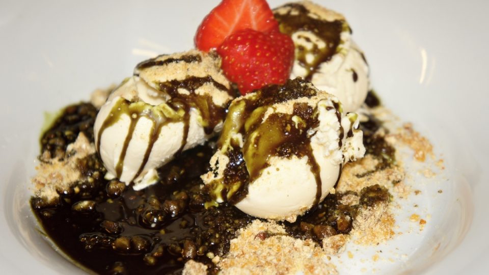 Zmrzlina s karamelem s dýňovými semínky a dýňovým olejem | foto: Petr Jindra Zmrzlina s karamelem s dýňovými semínky a dýňovým olejem