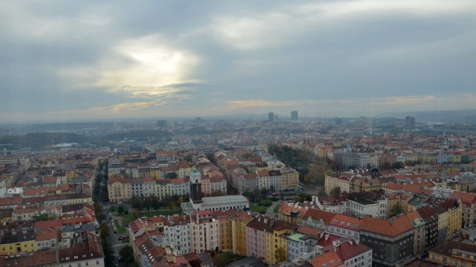 Pohled na náměstí Jiřího z Poděbrad s kostelem z Žižkovské věže