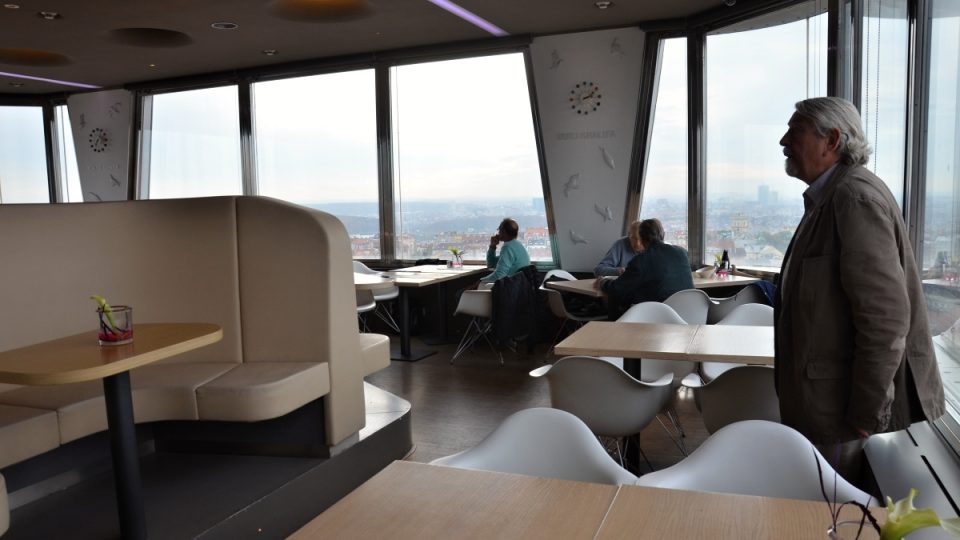 Restaurace je umístěna v nejnižší kabině, vpravo architekt Václav Aulický