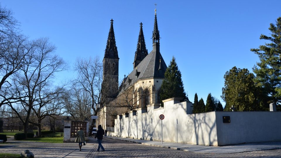 Slavín, místo společného odpočinku našich vynikajících osobností, stojí na Vyšehradském hřbitově