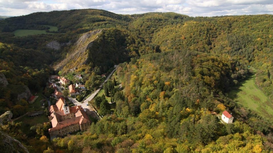 Pohled z oblíbené vyhlídky U Kříže na obec Svatý Jan pod Skalou + Klášter Svatý Jan pod Skalou s kostelem sv. Jana Křtitele