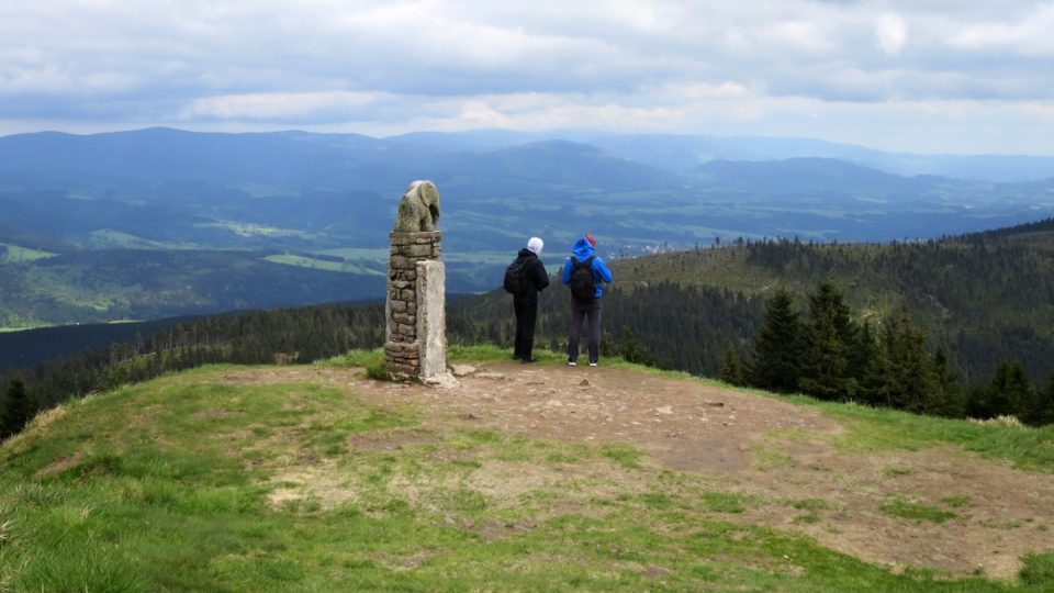 Turisté u kamenného slůněte na Kralickém Sněžníku