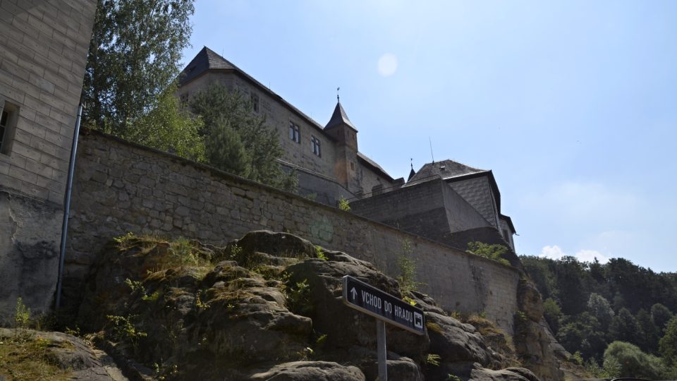 Pohled od parkoviště na hrad Kost