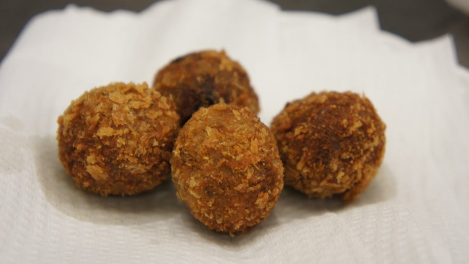 Připravené krokety obalíme ve strouhance a osmažíme na pánvičce