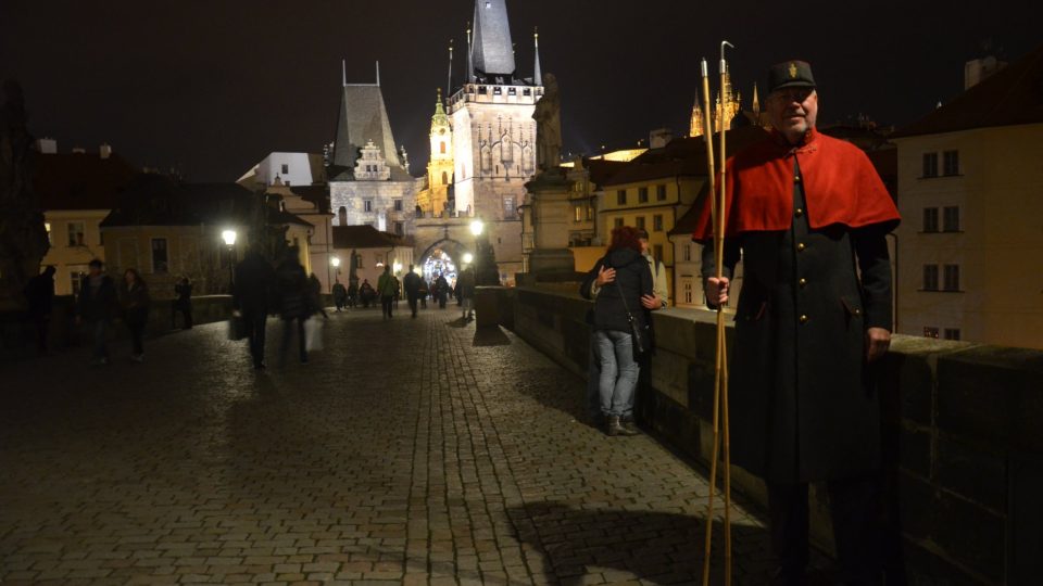 Karlův most je jediný most na světě osvětlený plynem