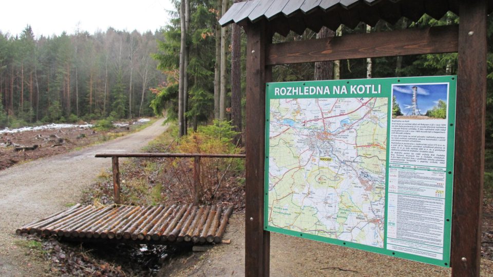 Od parkoviště je to k rozhledně 1,5 km pěšky