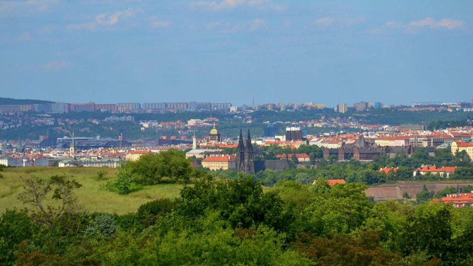 Pohled z Děvína k Vyšehradu a Národnímu muzeu