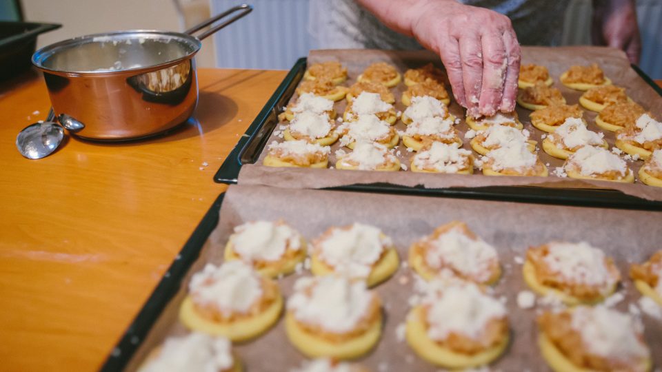 Na vršek každého koláčku dáme špetku drobenky