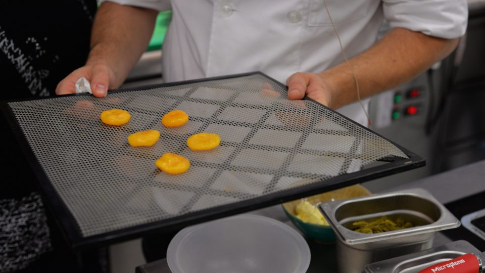 Sušení trvá asi čtyři až šest hodin. Při delším sušení hrozí, že žloutek zešedne a přijde o aromatické látky