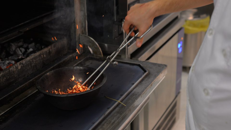 Na brambory hodíme hrst sena a ve vzniklém popelu je obalíme. Seno by mělo být voňavé