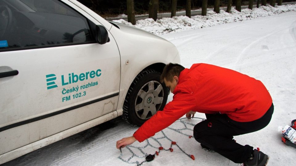 Jak na sněhové řetězy: KROK č. 1 | foto: Jaroslav Hoření, Český rozhlas Jak na sněhové řetězy: KROK č. 1