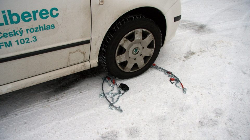 Jak na sněhové řetězy: KROK č. 2 | foto: Jaroslav Hoření, Český rozhlas Jak na sněhové řetězy: KROK č. 2