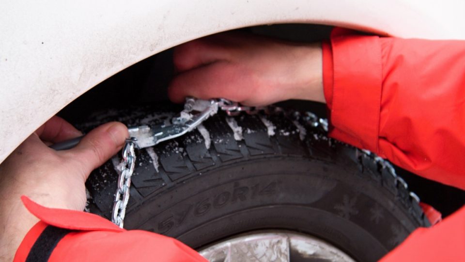 Jak na sněhové řetězy: KROK č. 3 | foto: Jaroslav Hoření, Český rozhlas Jak na sněhové řetězy: KROK č. 3