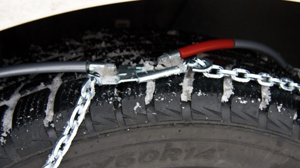 Jak na sněhové řetězy: KROK č. 4 | foto: Jaroslav Hoření, Český rozhlas Jak na sněhové řetězy: KROK č. 4