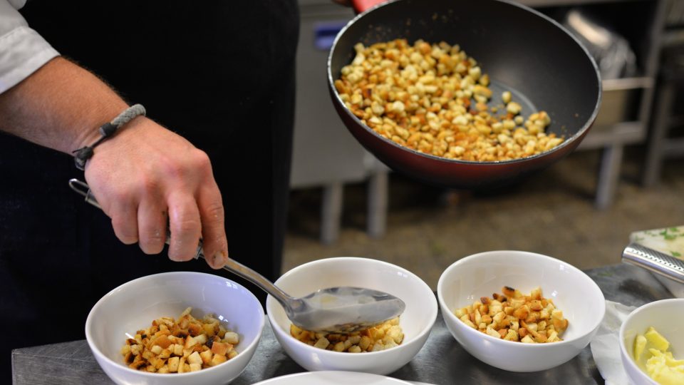 Osmaženou housku dejte zvlášť, ať si každý může postupně přidávat