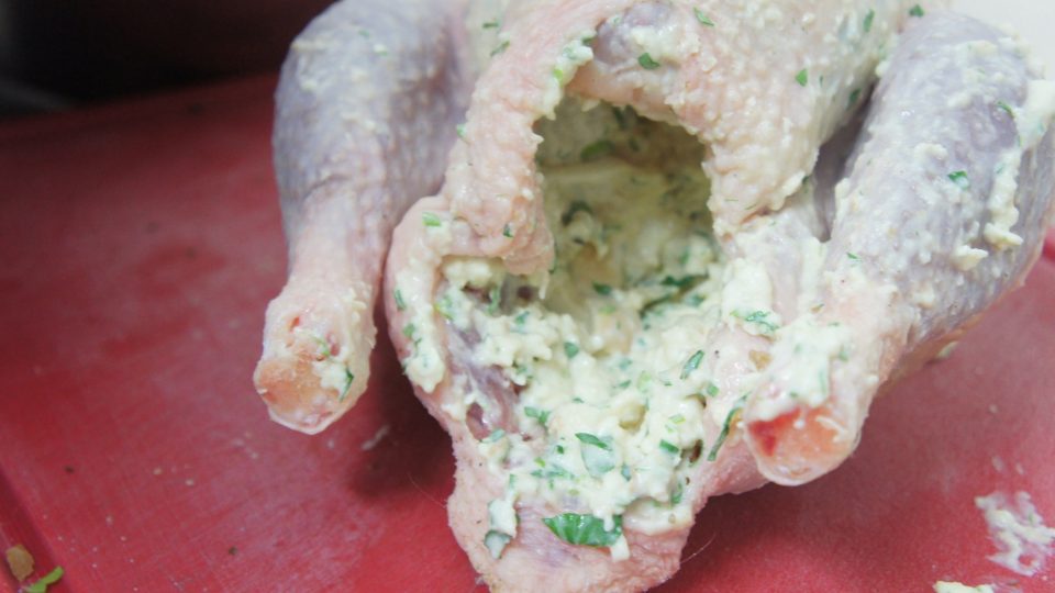 Do uvolněných míst následně plníme nádivku. Zbylou nádivku dáme dovnitř kuřete | foto: Patrik Rozehnal, Český rozhlas Do uvolněných míst následně plníme nádivku. Zbylou nádivku dáme dovnitř kuřete