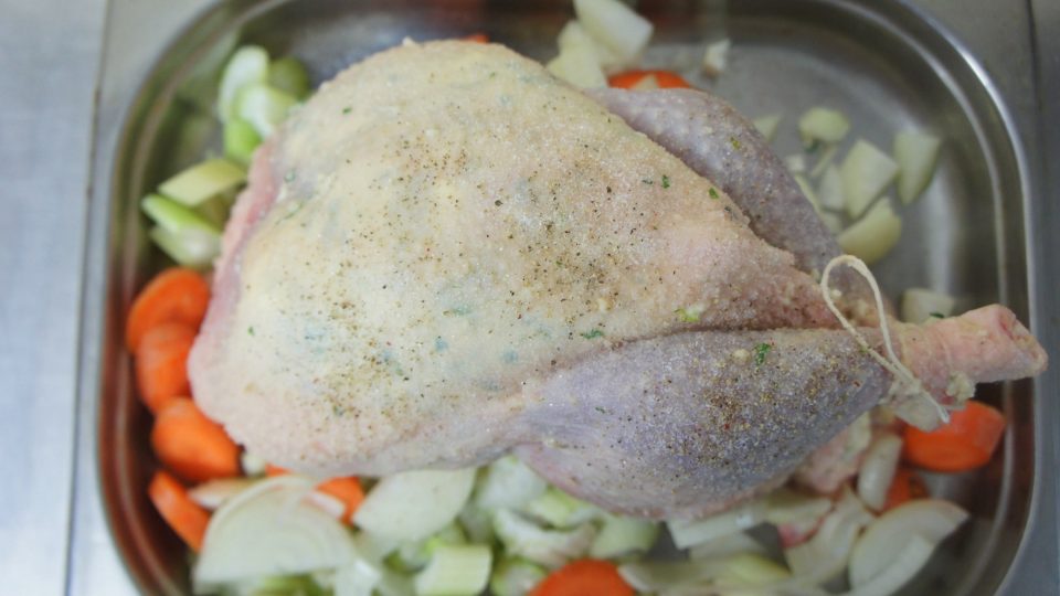 Na závěr svážeme nohy kuřete k sobě, aby se nádivka při pečení nedostala ven. Špejlí nebo jehlicí můžeme k sobě přichytit i volnou kůži u otvoru, kterým jsme plnili vnitřek kuřete | foto: Patrik Rozehnal, Český rozhlas Na závěr svážeme nohy kuřete k sobě, aby se nádivka při pečení nedostala ven. Špejlí nebo jehlicí můžeme k sobě přichytit i volnou kůži u otvoru, kterým jsme plnili vnitřek kuřete