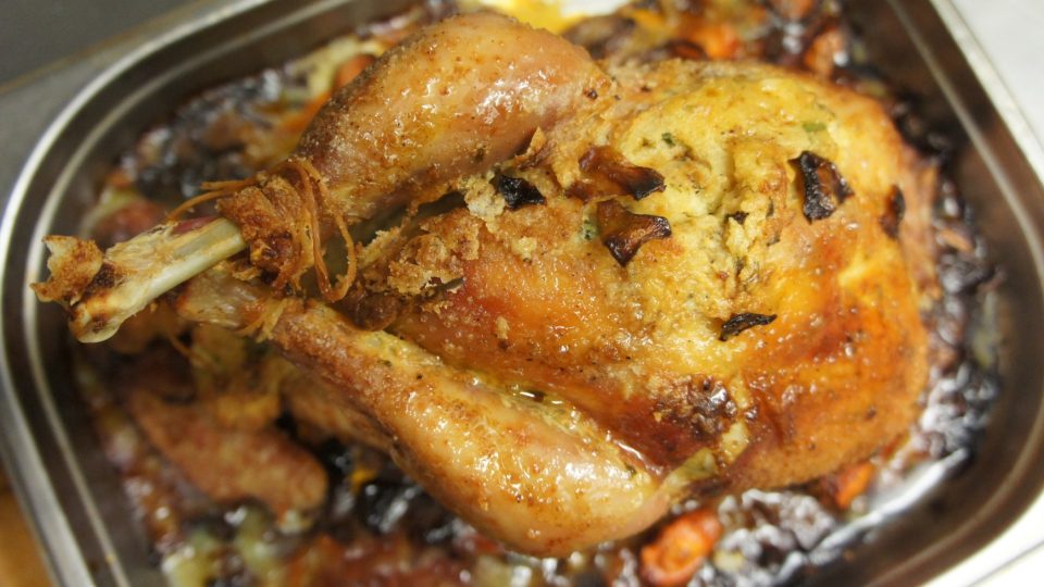 Pečeme v rozehřáté troubě na 160 stupňů po dobu 120 až 150 minut. Protože pečeme při nižší teplotě, nebude kuře vysušené | foto: Patrik Rozehnal, Český rozhlas Pečeme v rozehřáté troubě na 160 stupňů po dobu 120 až 150 minut. Protože pečeme při nižší teplotě, nebude kuře vysušené