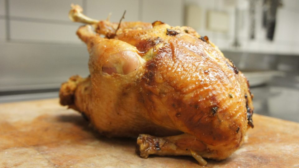Pokud chceme mít na kuřeti křupavou kůrčičku, po 70 minutách pečení pekáč přikryjeme alobalem (lesklou částí ke kuřeti) | foto: Patrik Rozehnal, Český rozhlas Pokud chceme mít na kuřeti křupavou kůrčičku, po 70 minutách pečení pekáč přikryjeme alobalem (lesklou částí ke kuřeti)
