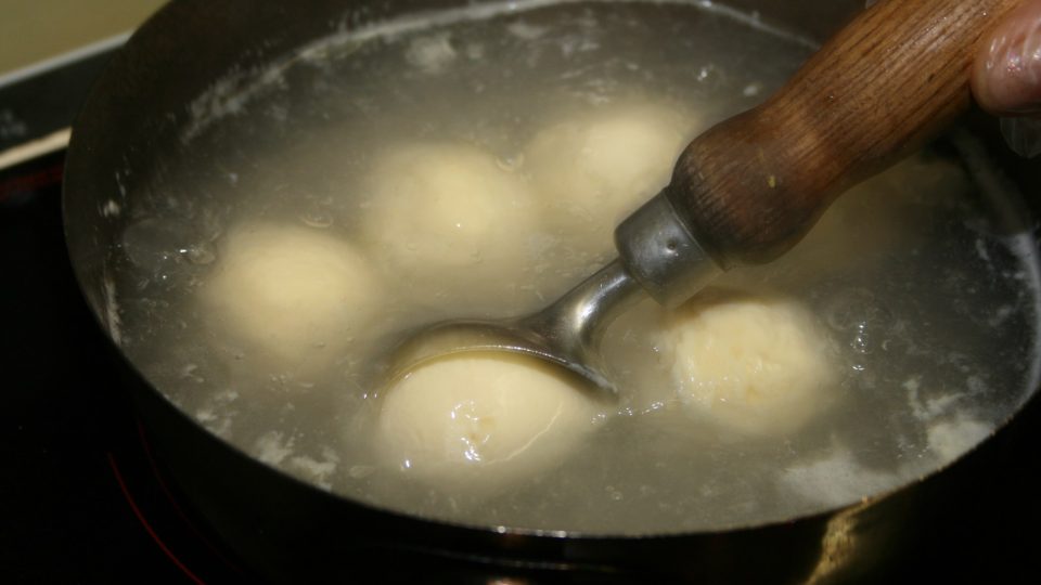 Z těsta tvarujeme knedlíky podle naší chuti (ať malé velikosti noku, tak třeba velké), které vaříme 4 minuty ve vroucí neosolené vodě