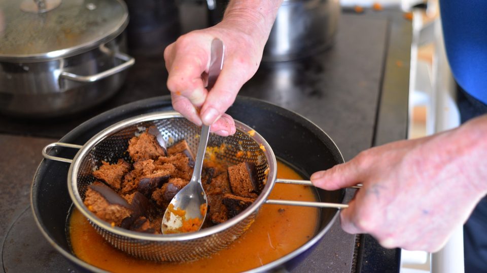 Do omáčky propasírujeme i rozmočený perník na strouhání