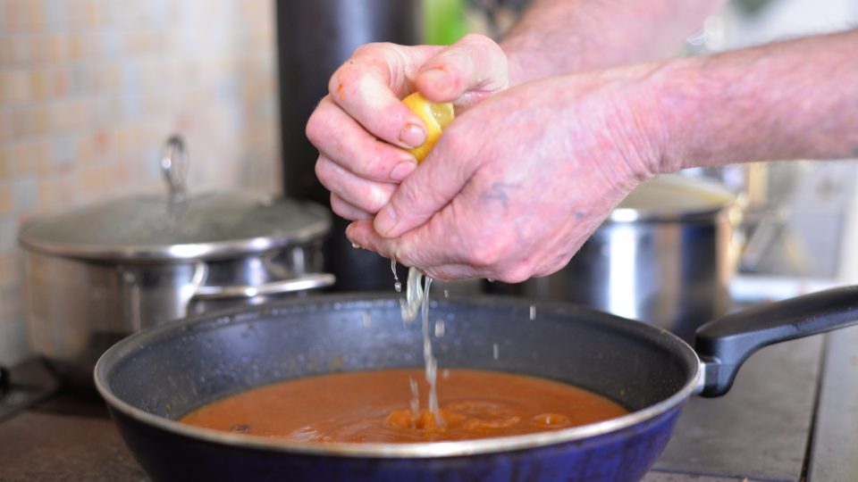 Dochutíme šťávou z citronu, solí a cukrem