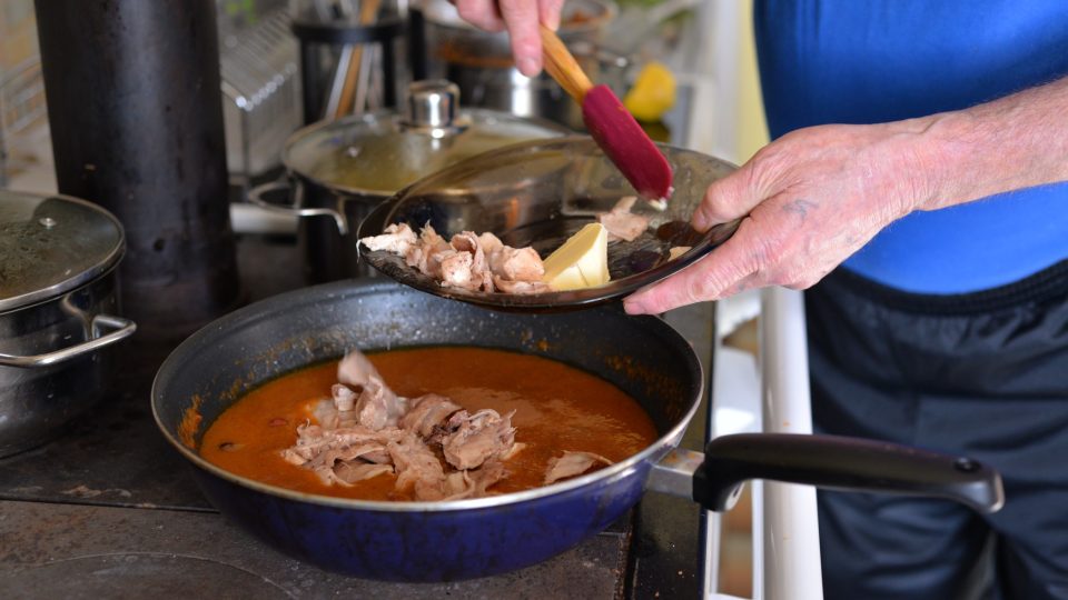 Uvařeného králíka obereme od kostí a natrháme. Poté vložíme do omáčky