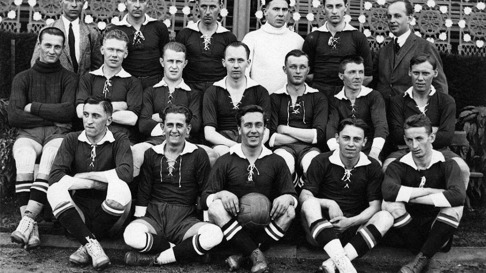 Komletní výprava v Perthu. Horní řada zleva: hl. vedoucí výpravy Práger, Mašat, Havlín, brankář Kulda, Eisner, mezinár. sekretář Kalina, prostřední řada zleva: brankář Šejbl, Krejčí, Kašpar, kapitán Pinc, Hoffmann, Průšek, Knížek, dolní řada zleva: Špic, | foto: www.bohemians.cz Komletní výprava v Perthu. Horní řada zleva: hl. vedoucí výpravy Práger, Mašat, Havlín, brankář Kulda, Eisner, mezinár. sekretář Kalina, prostřední řada zleva: brankář Šejbl, Krejčí, Kašpar, kapitán Pinc, Hoffmann, Průšek, Knížek, dolní řada zleva: Špic,