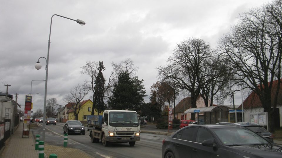 V Chrášťanech bývá klid, ale hlavní ulice je frekventovaná