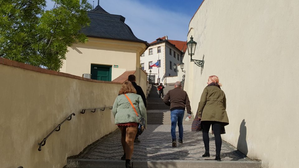 Staré zámecké schody jsou 230 metrů dlouhé a mají 121 schodů