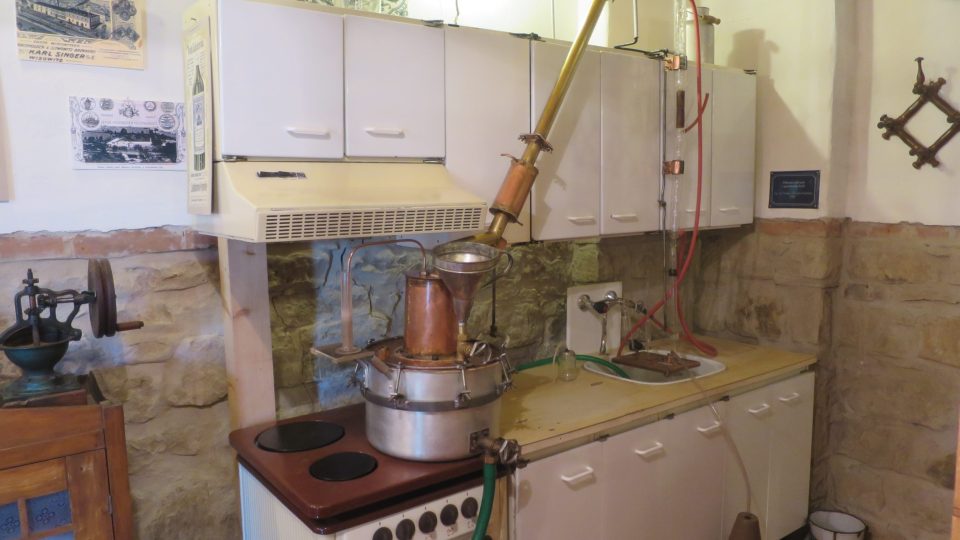 Nejčastěji se pálenice vyráběly z běžně dostupných věcí, jako byly lavóry, mlékárenské konve či zavařovací hrnce | foto: Saskia Mišová Nejčastěji se pálenice vyráběly z běžně dostupných věcí, jako byly lavóry, mlékárenské konve či zavařovací hrnce