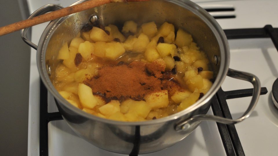 Nakonec přidáme skořici, rozinky a promícháme