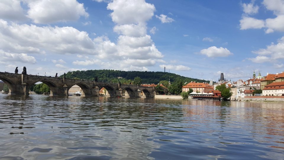 Do Čertovky se vplouvá vpravo od Karlova mostu, v tom místě jsou i protipovodňová vrata