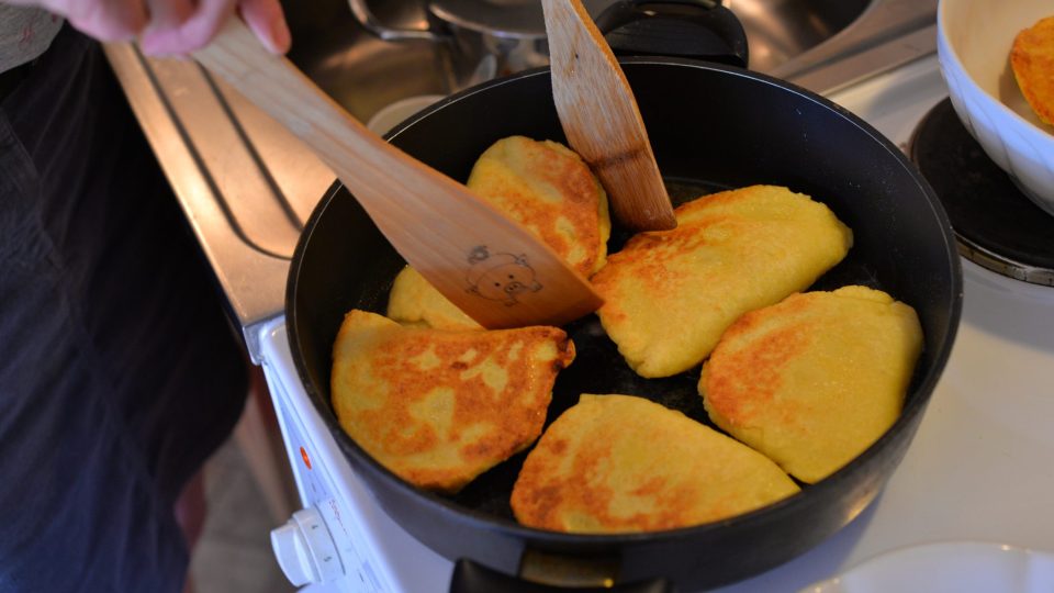 Placky smažíme na rozpálené pánvičce se sádlem