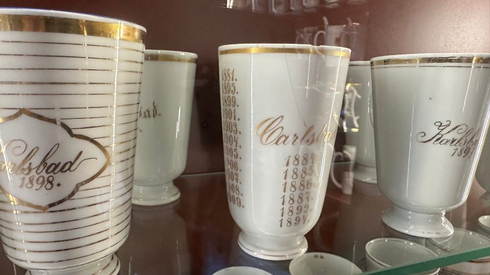 Pohárek dokládající roky lázeňské léčby jeho majitele | foto: Jana Strejčková, Český rozhlas Pohárek dokládající roky lázeňské léčby jeho majitele