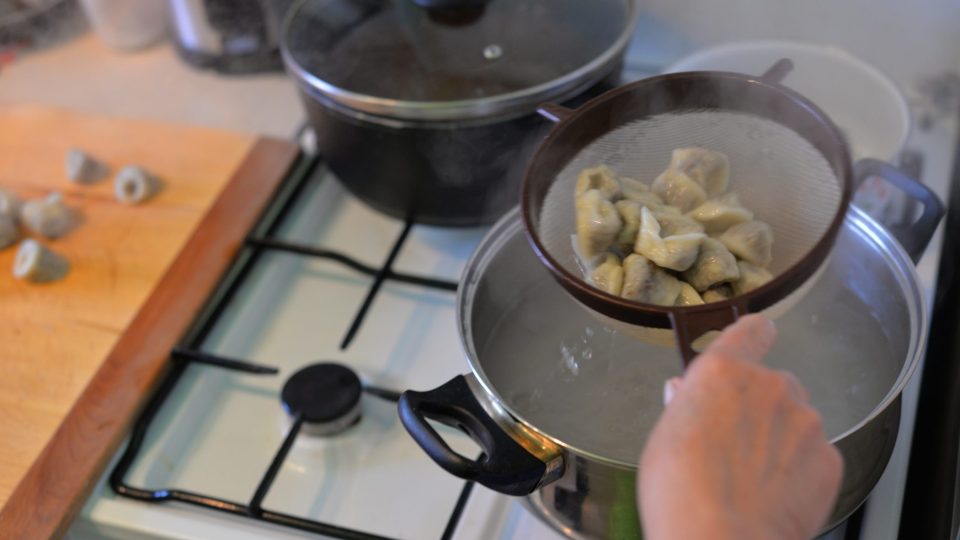 Ouška vyndáme na vál a omastíme rozpuštěným máslem