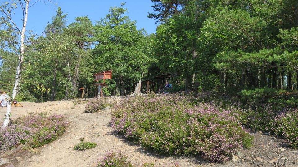 Sympatické je, že na Čertově kazatelně mají turisté připravené nejen odpočívadlo, ale také široko plošná panoramatickou mapu