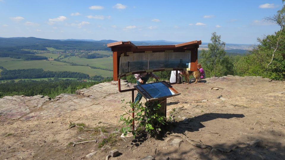 Vyhlídku tvoří jednolitý, plochý a dlouhý balvan