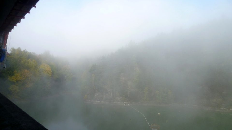 Zamlžený podzim na Vojslavickém mostě