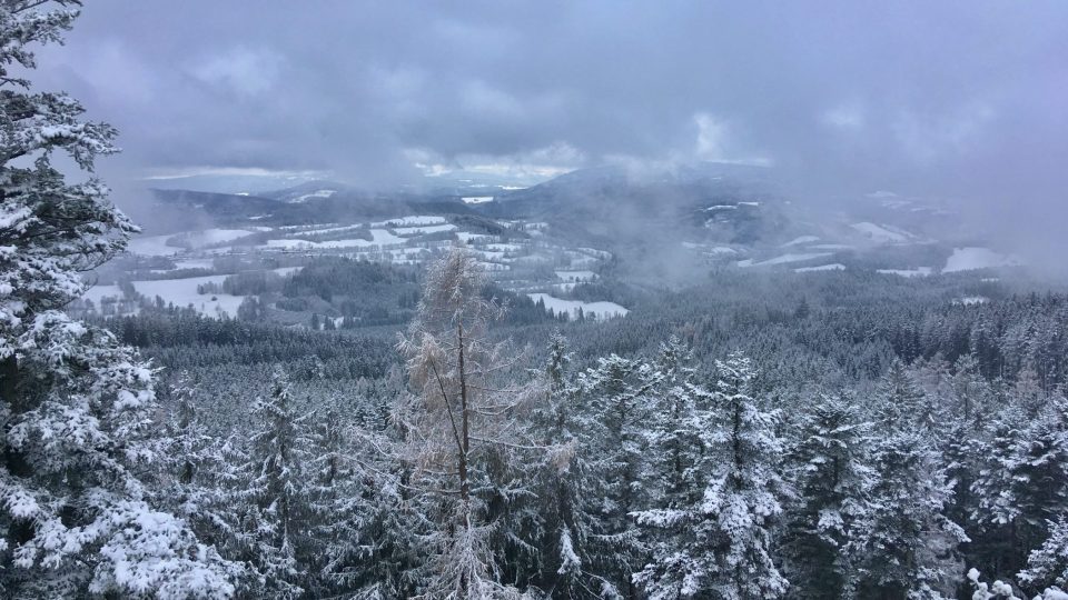 I v mlze je vidět Šumava