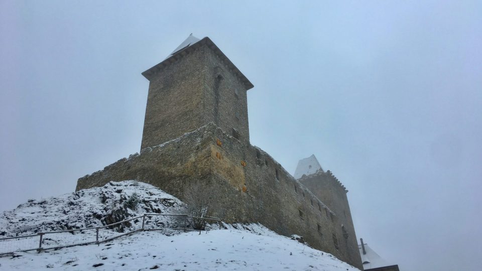 Královský hrad Kašperk v mlze