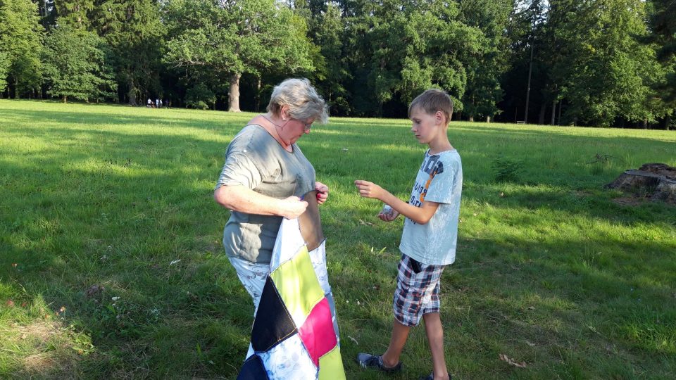 Bez třináctiletého Matěje by šlo šití mnohem pomaleji. Jako hlavní navlékač nití přebíhá od švadleny ke švadleně a práce tak jde rychleji od ruky | foto: Barbora Kvapilová, Český rozhlas Bez třináctiletého Matěje by šlo šití mnohem pomaleji. Jako hlavní navlékač nití přebíhá od švadleny ke švadleně a práce tak jde rychleji od ruky