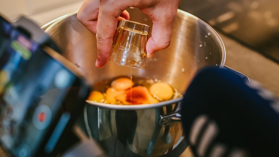 Do mísy dáme všechny ingredience | foto: Jana Volková Do mísy dáme všechny ingredience
