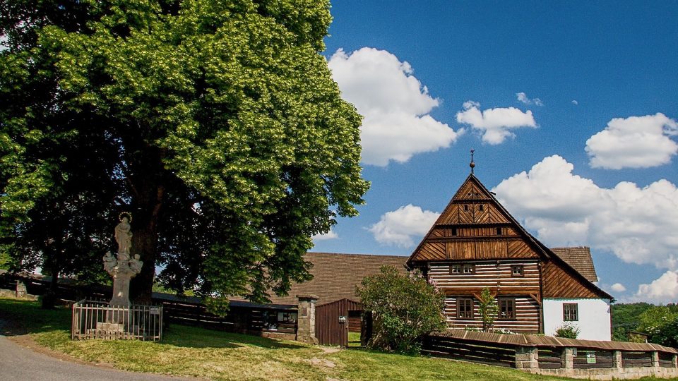 Před statkem byla roku 1784 postavena socha Panny Marie