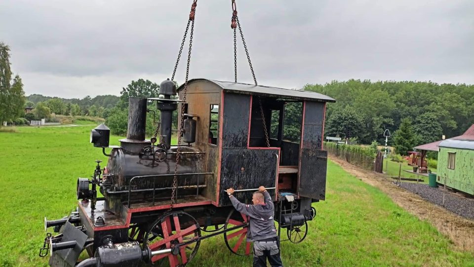 Stěhování velkých exponátů je náročné. Většinou mu přihlíží půlka vesnice