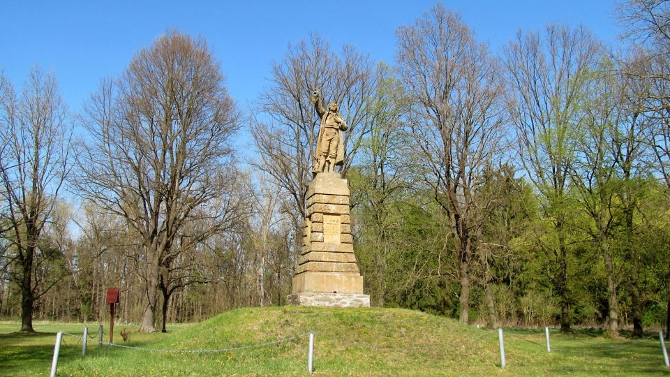 Mohyla s pomníkem měří do výšky celkem takřka deset metrů.JPG